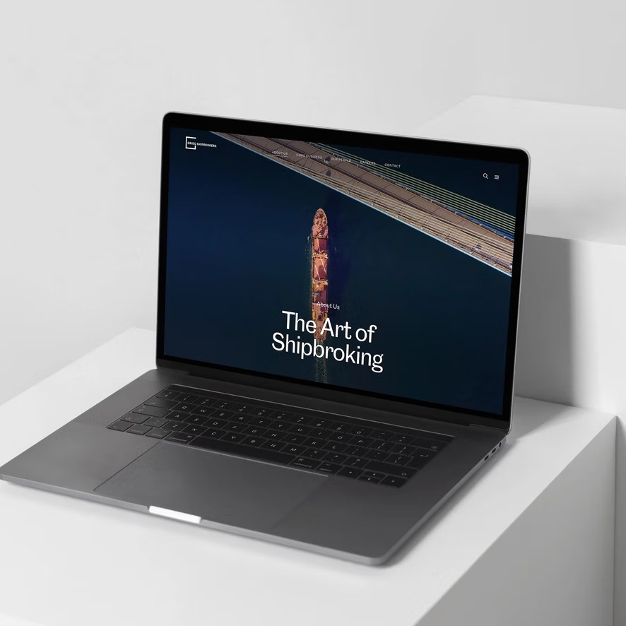 Illustrasjonsbilde av bærbar PC med skjermbilde fra Grieg Group nettside