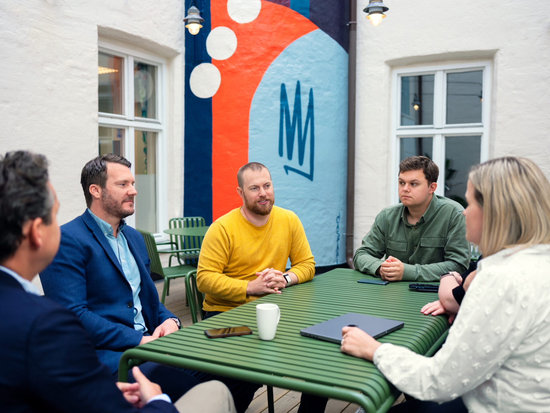 Teamet i Kodeks samlet for gruppefoto som representerer de digitale rådgiverne, prosjektlederne og utviklerne i byrået